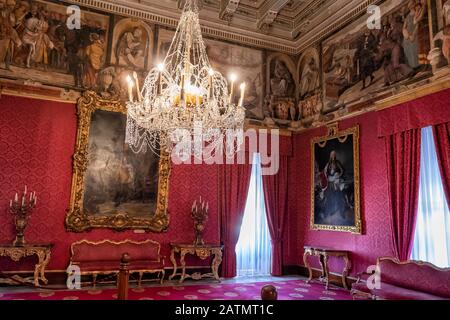 Das Innere des Grandmaster Palace in Valletta, das Ambassador-Zimmer oder das Rote Zimmer, der Zuschauerraum des Großmeisters eines präsidenten von Malta Stockfoto