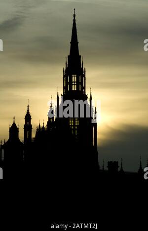 London-Nov 2006: Die Gotik der Häuser des Parlaments hat sich am 12. November in Westminster gegen einen launigen grünen Sonnenuntergang mit Rauchschwaden gespitzt Stockfoto