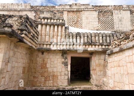 Mexiko - 19. Januar 2007: Eingang im Quadrangle des Birds West Building, Maya-Ruinen im Puuc-Architekturstil in Uxmal Stockfoto