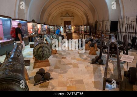 Die Palastrüstung im Inneren des Großmeister-Palastes in Valletta, Malta, Sammlung von Kanonen, Waffen, Waffen, Rüstungen und Militärausrüstung von Knig Stockfoto