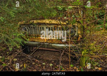 Altes, verlassenes Geländefahrzeug im Regenwald auf Maude alias Maud Island Trail, Quadra Island, British Columbia, Kanada Stockfoto