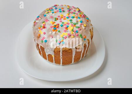 Osterkuchen mit Rosinen auf weißem Teller und weißem Hintergrund Stockfoto