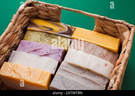 Korb mit mehrfarbigen Seifenbars im Öko-Shop Stockfoto