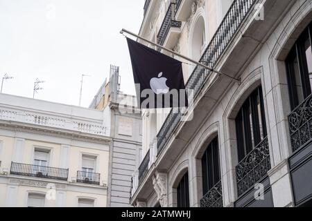 Madrid, Spanien - 25. Januar 2020: Außenansicht des Apple Stores mit Mac-Logo in der Innenstadt von Madrid Stockfoto