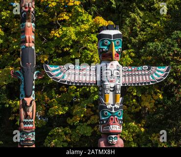 Thunderbird House Post, Nachbildung des Totempfahls aus den frühen 1900er Jahren, der 1987 von Tony Hunt geschnitzt wurde, im Stanley Park in Vancouver, British Columbia, Kanada Stockfoto