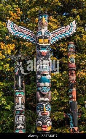 Kakaso 'las Pole, 1955, durch die Kwakwaka'wakw Künstlerin Ellen Neel, zwei andere, Totempfähle im Stanley Park in Vancouver, British Columbia, Kanada Stockfoto