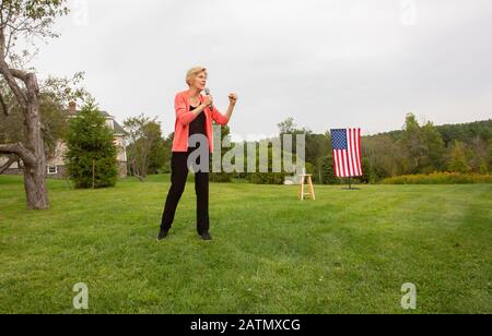 September 2, 2019, Hampton Falls, New Hampshire, USA: Demokratische 2020 US-Präsidentschaftskandidat und US-Senator Elizabeth Warren (D-MA), die sich an einem Haus in Hampton Falls, New Hampshire. Stockfoto