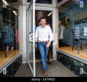 April 2019 in Nashua, New Hampshire, USA: Demokratischer Präsidentschaftskandidat Pete Buttigieg, South Bend Indiana Bürgermeister Pete Buttigieg, ein offen schwuler Demokrat, der in Nashua, New Hampshire Wahlkampf macht. Stockfoto