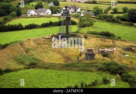 Die britische Armee bemannte einen der letzten Wachtürme namens Golf Zero One mit Blick auf den Verwaltungsbereich von South Armagh, Nordirland. Mitglieder des Fallschirmregiments sitzen in ihrem Stahlbehälter, der als Wohnfach dient, und sehen Videobänder und Fernsehen, während ihre Waffen in der Ecke weggestapelt sind. Diese Minibasis wurde wenige Tage später von der Mannschaft der Armeeingenieure als Teil des Rückzugs der British Army aus dem Gebiet entfernt. Stockfoto