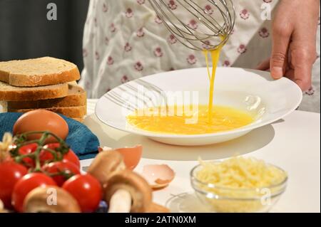 Rohe Eier geschlagen, um Ein Omelett Zuzubereiten Stockfoto