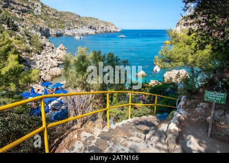 Betontreppe mit Schienen zum kleinen Strand in der Bucht von Anthony Quinn (Rhodes, Griechenland) Stockfoto