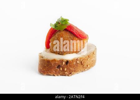 Bruschetta mit gebratenem Oliv auf weißem Hintergrund Stockfoto