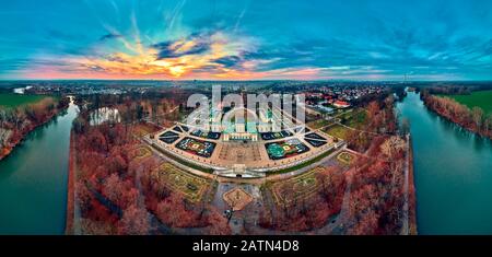 Wunderschöner Panoramablick auf den Palast Wilanow oder den Palast Wilanowski - ein Königspalast im Stadtteil Wilanow, Warschau, Polen in Go Stockfoto