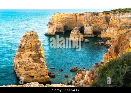 Panoramablick auf die Praia da Marinha. Felsen, Felsen und Sandstrände an der Algarve, Faro, Portugal, türkisfarbenes Wasser des Atlantiks. Stockfoto