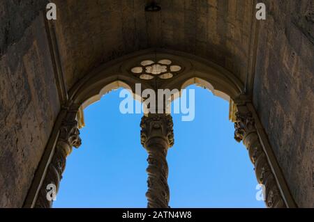 Klarer blauer Himmel durch das Fenster im gotischen Stil. Architekturhintergrund Stockfoto