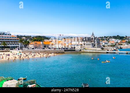 Blick auf den Strand in der Stadt Cascais in der Nähe von Lissabon, Portugal. Küstenstadt mit Panoramablick auf Strand, Hafen und Küste. Stockfoto