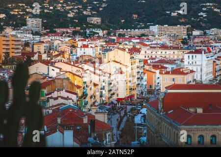 Cannes, Frankreich. Stadtansicht mit Panoramablick auf Architektur und farbenfrohe Gebäude in der Altstadt. Französische Riviera oder Cote d'Azur in Frankreich. Stockfoto