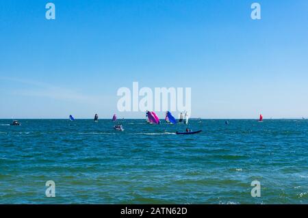 Melbourne, Australien - 7. Dezember 2016: Windsurfer mit hellen Segeln am St. Kilda Beach, Melbourne Stockfoto