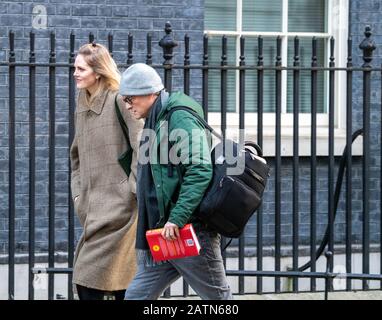 London, Großbritannien. Februar 2020. Dominic Cummings kommt zur Arbeit an 10 Downing Street London Note, er trägt das Buch Chinese Spies von Roger Faligot Credit: Ian Davidson/Alamy Live News Stockfoto