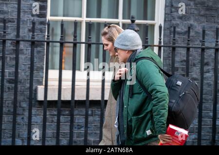 London, Großbritannien. Februar 2020. Dominic Cummings kommt für Arbeit an 10 Downing Street LondonNote, er trägt das Buch Chinese Spies von Roger Faligot Credit: Ian Davidson/Alamy Live News Stockfoto