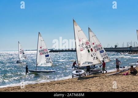 Melbourne, Australien - 7. Dezember 2016: Sportler, die Segelboote nach dem Wettkampf am St. Kilda-Strand pflegen Stockfoto