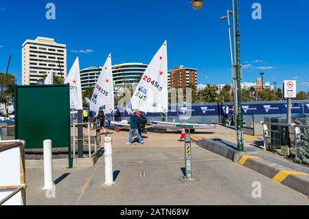 Melbourne, Australien - 7. Dezember 2016: Segelboote mit australischer Flagge am Strand von St Kilda Stockfoto