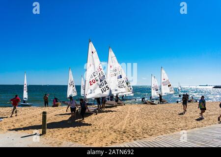 Melbourne, Australien - 7. Dezember 2016: Sportler, die Segelboote nach dem Wettkampf am St. Kilda-Strand pflegen Stockfoto