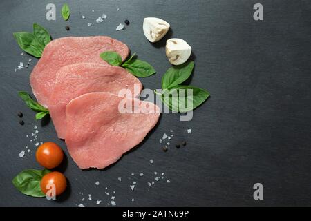 Rohes Rindfleisch mit Gemüse von oben. Fleisch steaks roh Stockfoto