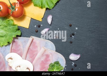 Schinken, Käse, Tomaten und Pilze Draufsicht. Sandwich und Hamburger Stockfoto