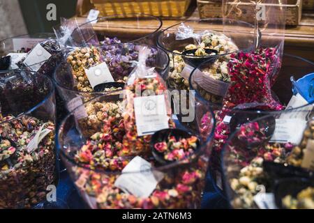 Getrocknete Rosenknospen in einem Glasschüsseln. Trockene Rosen Kronblätter: Für Tee, Medizin, Topfpourri. Lokaler Straßenmarkt. Stockfoto