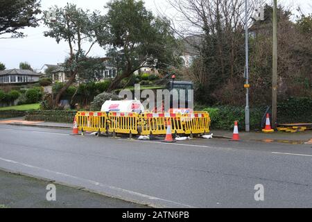 Eine GAP Group stellte Bagger und andere Werksmiete ein, die am Straßenrand, umgeben von Sicherheitsbarrieren in Newquay in Cornwall, abgestellt wurden. Stockfoto