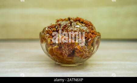 Gajar ka halwa, auch Gajorer halua, Gajrela, Gajar Pak und Karottenhalwa genannt, ist ein süßer Dessertpudding auf Karotten aus dem indischen Subkontinent Stockfoto