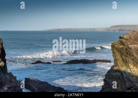 Blick über die Watergate Bay von Porth Island Trevelgue Head in Newquay in Cornwall. Stockfoto