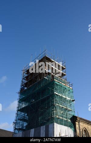 Grüne Schutt-Netz über Gerüst auf St. maries Kirchturm Bei Restaurierungs- und Reparaturarbeiten mit blauem Himmel in Bury lancashire uk Stockfoto