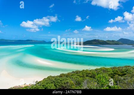 Schöne tropische Lagune mit Sandstrandblick. Whitsunday, Queensland, Australien Stockfoto