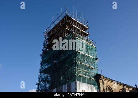 Grüne Schutt-Netz über Gerüst auf St. maries Kirchturm Bei Restaurierungs- und Reparaturarbeiten mit blauem Himmel in Bury lancashire uk Stockfoto