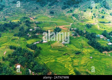 Blick auf die grünen Reisterrassen und das Bergdorf. Hintergrund der Natur. Vietnam Stockfoto