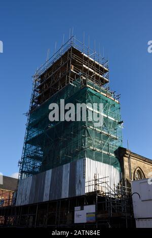 Grüne Schutt-Netz über Gerüst auf St. maries Kirchturm Bei Restaurierungs- und Reparaturarbeiten mit blauem Himmel in Bury lancashire uk Stockfoto