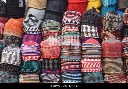 Reihen marokkanischer Mützen in einem Marrakesch-Souk Stockfoto