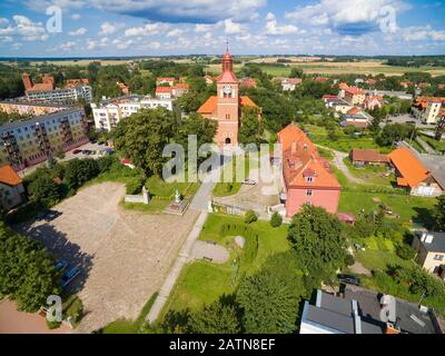 Luftbild der Stadt Wegorzewo, Polen (ehemalige Angerburg, Ostpreussen). Kirche St. Peter und Paul im Stil der Gotik Stockfoto