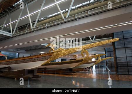 Istanbul, Türkei - 12. Januar 2020: Imperiale Kaiques, meist aus dem 19. Jahrhundert, die im Istanbul Naval Museum, Türkei, ausgestellt sind. Stockfoto