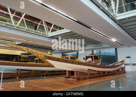 Istanbul, Türkei - 12. Januar 2020: Imperiale Kaiques, meist aus dem 19. Jahrhundert, die im Istanbul Naval Museum, Türkei, ausgestellt sind. Stockfoto