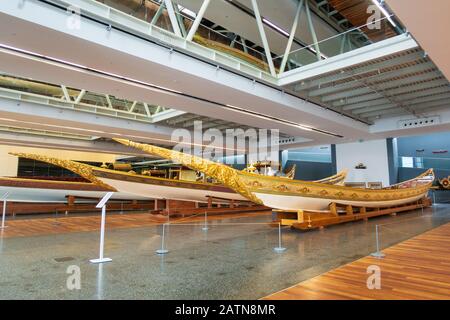 Istanbul, Türkei - 12. Januar 2020: Imperiale Kaiques, meist aus dem 19. Jahrhundert, die im Istanbul Naval Museum, Türkei, ausgestellt sind. Stockfoto