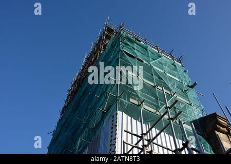 Grüne Schutt-Netz über Gerüst auf St. maries Kirchturm Bei Restaurierungs- und Reparaturarbeiten mit blauem Himmel in Bury lancashire uk Stockfoto