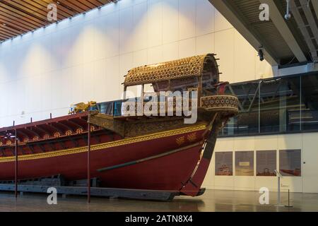 Istanbul, Türkei - 12. Januar 2020: Imperiale Kaiques, meist aus dem 19. Jahrhundert, die im Istanbul Naval Museum, Türkei, ausgestellt sind. Stockfoto