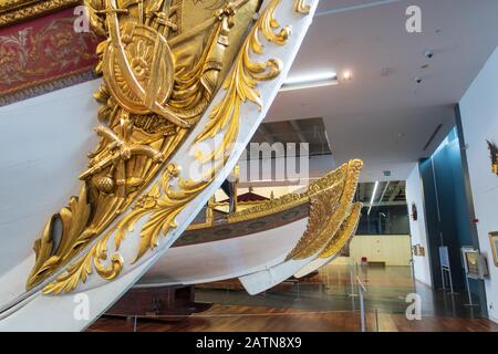 Istanbul, Türkei - 12. Januar 2020: Imperiale Kaiques, meist aus dem 19. Jahrhundert, die im Istanbul Naval Museum, Türkei, ausgestellt sind. Stockfoto