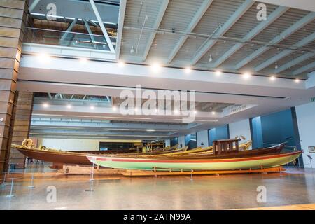 Istanbul, Türkei - 12. Januar 2020: Imperiale Kaiques, meist aus dem 19. Jahrhundert, die im Istanbul Naval Museum, Türkei, ausgestellt sind. Stockfoto