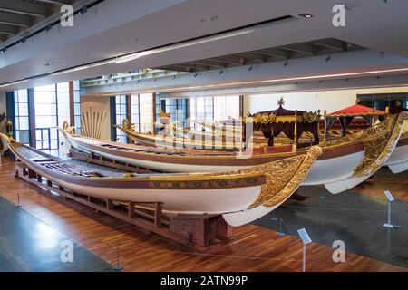 Istanbul, Türkei - 12. Januar 2020: Imperiale Kaiques, meist aus dem 19. Jahrhundert, die im Istanbul Naval Museum, Türkei, ausgestellt sind. Stockfoto