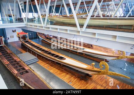 Istanbul, Türkei - 12. Januar 2020: Imperiale Kaiques, meist aus dem 19. Jahrhundert, die im Istanbul Naval Museum, Türkei, ausgestellt sind. Stockfoto