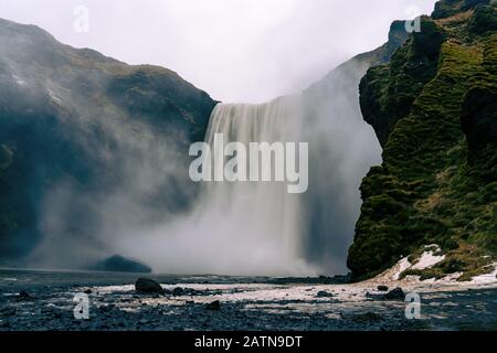 Majestätischer Wasserfall im Skogafoss in Island im Winter Stockfoto